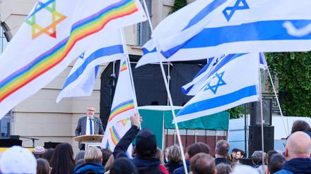 Hunderte Menschen feiern in Berlin die Rückkehr der noch lebenden Geiseln.