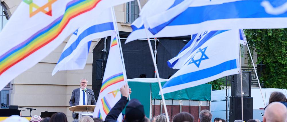 Hunderte Menschen feiern in Berlin die Rückkehr der noch lebenden Geiseln.