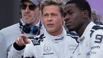 Bild von den Dreharbeiten im Sommer 2023 in Silverstone: Brad Pitt (Mitte) spricht mit Schauspielkollege Damson Idris (rechts). (Archivbild)