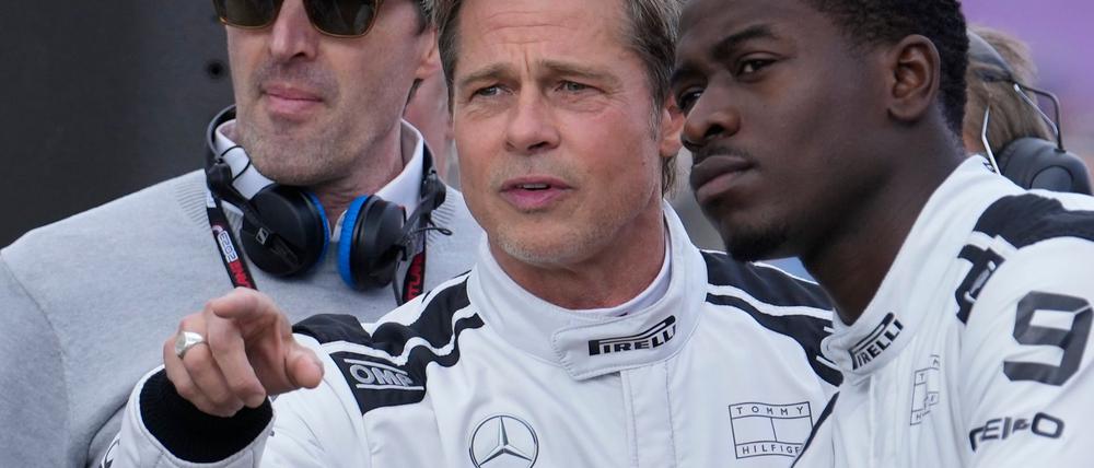 Bild von den Dreharbeiten im Sommer 2023 in Silverstone: Brad Pitt (Mitte) spricht mit Schauspielkollege Damson Idris (rechts). (Archivbild)