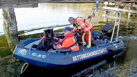 Leichensuchhunde haben laut Polizei auf dem Inselsee am Stadtrand von Güstrow angeschlagen. Nun sollen Taucher klären, ob der seit Freitag verschwundene Achtjährige möglicherweise am Grund des Sees liegt.