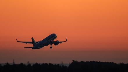 Ein Flugzeug der Airline Marabu startet vom Flughafen Leipzig/Halle.