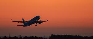 Ein Flugzeug der Airline Marabu startet vom Flughafen Leipzig/Halle.