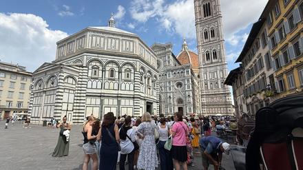 Touristen vor dem Palazzo Vecchio und dem Dom in Florenz.