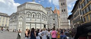 Touristen vor dem Palazzo Vecchio und dem Dom in Florenz.