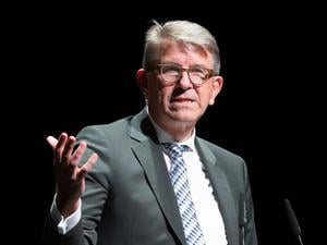 Wolfram Weimer (parteilos), Staatsminister für Kultur und Medien, ist gegen das geplante Verbot von Bezeichnungen wie „Veggie-Wurst“ oder „Soja-Schnitzel“.