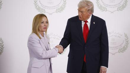 Giorgia Meloni und US-Präsident Donald Trump beim Gaza-Gipfel in Ägypten.