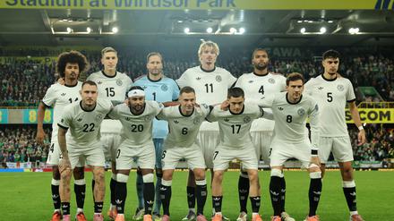 Die DFB-Elf stellt sich zum Team-Foto im Windsor Park. 