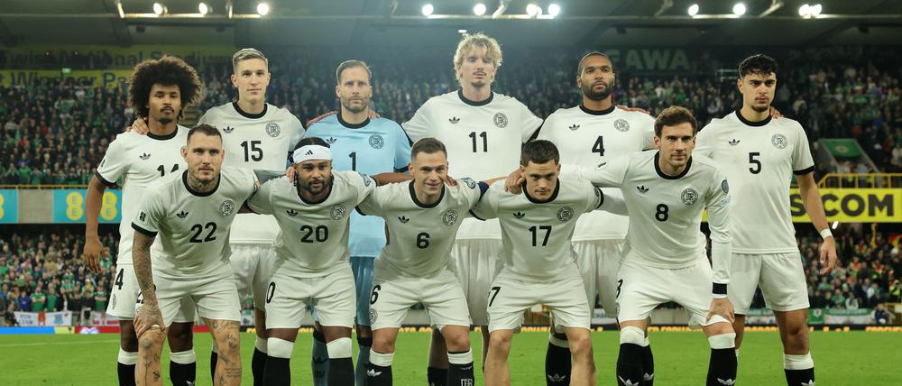 Die DFB-Elf stellt sich zum Team-Foto im Windsor Park.