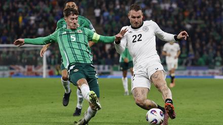 Deutschlands David Raum (re.) nahm das kampfbetonte Spiel gegen Nordirland an.