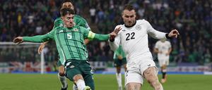 Deutschlands David Raum (re.) nahm das kampfbetonte Spiel gegen Nordirland an.