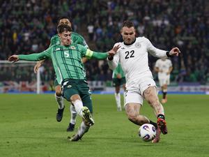 Deutschlands David Raum (re.) nahm das kampfbetonte Spiel gegen Nordirland an.