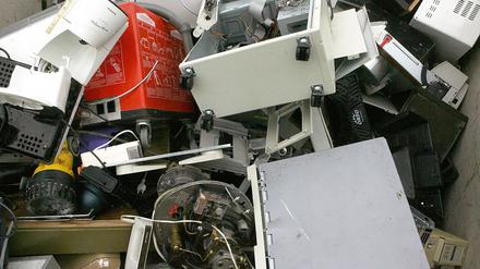 Alte Computer und sonstiger Elektroschrott liegen in einem Container zur Abfallentsorgung. (Illustration)