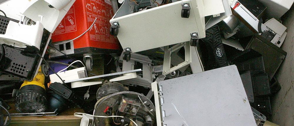 Alte Computer und sonstiger Elektroschrott liegen in einem Container zur Abfallentsorgung. (Illustration)