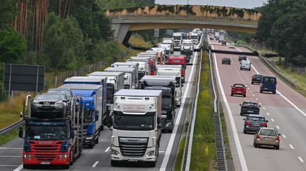 Lastwagenverkehr an der stark befahrenen A 12 bei Jacobsdorf. (Archivfoto)