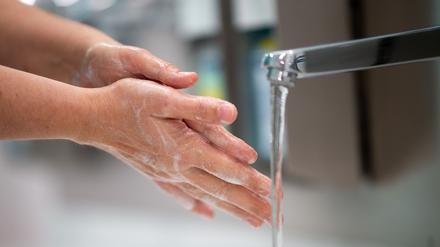 Wasser und Seife kann viele Viren verhindern. (Symbolfoto)