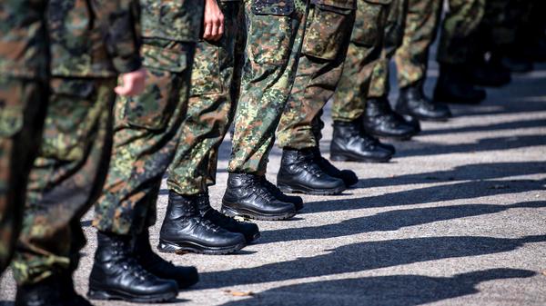 Niedersachsen, Seedorf: Soldaten der Bundeswehr stehen auf dem Appellplatz.
