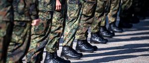 Niedersachsen, Seedorf: Soldaten der Bundeswehr stehen auf dem Appellplatz.