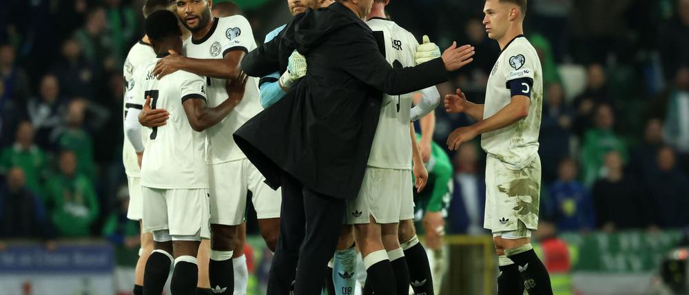 Bundestrainer Julian Nagelsmann gratuliert seinen Spielern nach dem Schlusspfiff auf dem Platz.