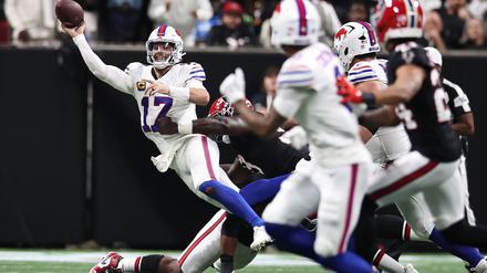 Bills-Quarterback Josh Allen (Nr. 17) war gegen die Falcons permanent unter Druck.