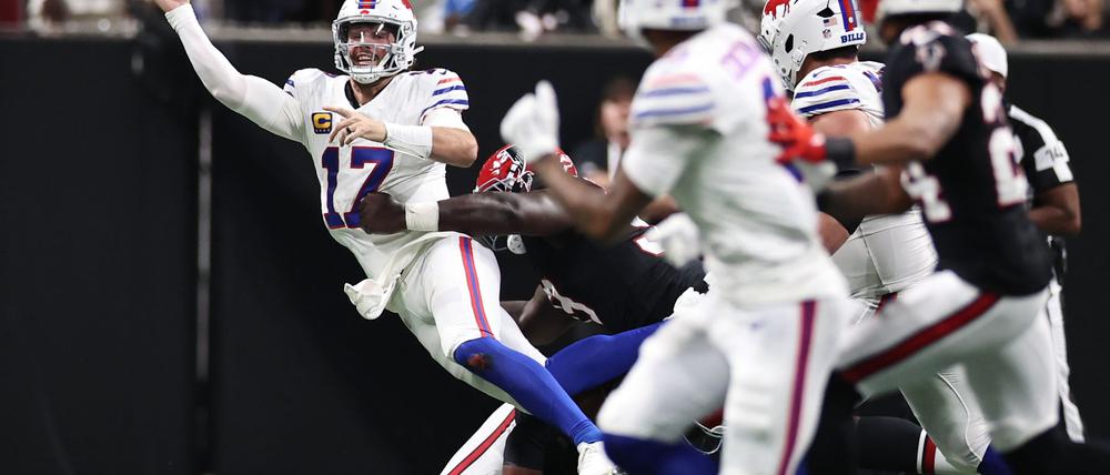 Bills-Quarterback Josh Allen (Nr. 17) war gegen die Falcons permanent unter Druck.