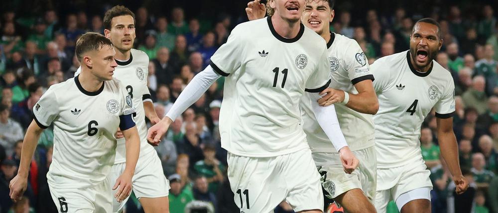 Nick Woltemade bejubelt sein erstes Länderspieltor.