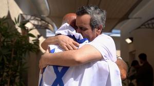 Auf diesem von den israelischen Verteidigungskräften zur Verfügung gestellten Foto umarmt die befreite Geisel Omri Miran (r.) eine nicht identifizierte Person, nachdem Geiseln aus der Gefangenschaft der islamistischen Terrororganisation Hamas in Gaza freigelassen wurden.