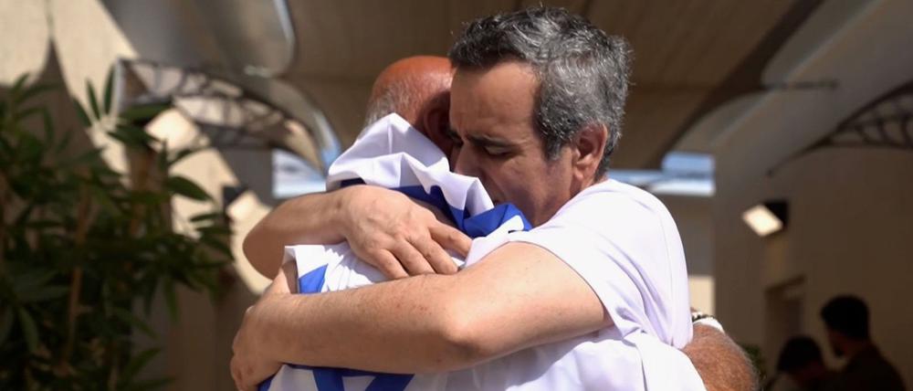 Auf diesem von den israelischen Verteidigungskräften zur Verfügung gestellten Foto umarmt die befreite Geisel Omri Miran (r.) eine nicht identifizierte Person, nachdem Geiseln aus der Gefangenschaft der islamistischen Terrororganisation Hamas in Gaza freigelassen wurden.