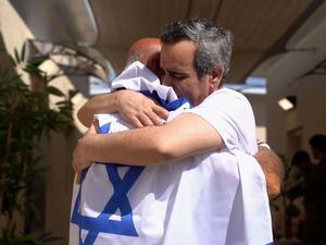 Auf diesem von den israelischen Verteidigungskräften zur Verfügung gestellten Foto umarmt die befreite Geisel Omri Miran (r.) eine nicht identifizierte Person, nachdem Geiseln aus der Gefangenschaft der islamistischen Terrororganisation Hamas in Gaza freigelassen wurden.