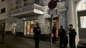 Polizisten sichern die Kontrolle in der Roma-Unterkunft im ehemaligen Hotel ab.