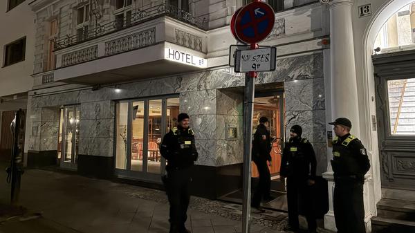 Polizisten sichern die Kontrolle in der Roma-Unterkunft im ehemaligen Hotel ab.