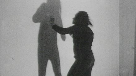 Vito Acconci im aussichtslosen Boxkampf: „Shadow Play“, 1970.