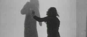 Vito Acconci im aussichtslosen Boxkampf: „Shadow Play“, 1970.