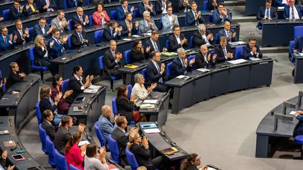 Jens Spahn (CDU, M.), CDU/CSU-Fraktionsvorsitzender im Bundestag, applaudiert neben Steffen Bilger (Mitte r.), parlamentarischer Geschäftsführer der Unionsfraktion, im Plenarsaal im Bundestag nach der namentlichen Abstimmung von Richtern und Richterinnen am Bundesverfassungsgericht (BVerfG).