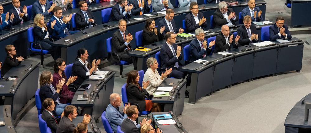 Jens Spahn (CDU, M.), CDU/CSU-Fraktionsvorsitzender im Bundestag, applaudiert neben Steffen Bilger (Mitte r.), parlamentarischer Geschäftsführer der Unionsfraktion, im Plenarsaal im Bundestag nach der namentlichen Abstimmung von Richtern und Richterinnen am Bundesverfassungsgericht (BVerfG).