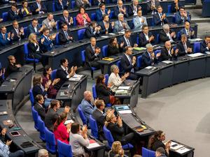 Jens Spahn (CDU, M.), CDU/CSU-Fraktionsvorsitzender im Bundestag, applaudiert neben Steffen Bilger (Mitte r.), parlamentarischer Geschäftsführer der Unionsfraktion, im Plenarsaal im Bundestag nach der namentlichen Abstimmung von Richtern und Richterinnen am Bundesverfassungsgericht (BVerfG).