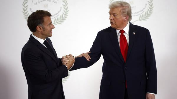 Macron und Trump schütteln Hände.