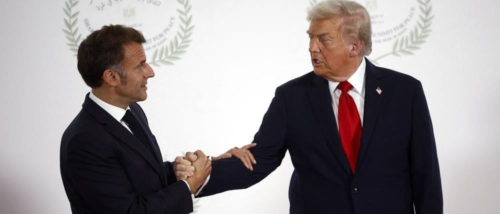 Macron und Trump schütteln Hände.
