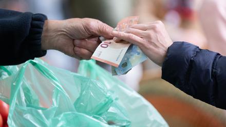 Je höher die Inflationsrate, umso weniger können sich die Menschen für einen Euro leisten. (Archivbild)