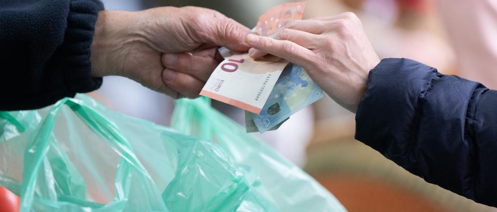 Je höher die Inflationsrate, umso weniger können sich die Menschen für einen Euro leisten. (Archivbild)