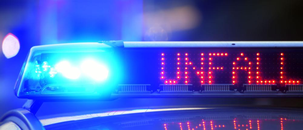Auf der Autobahn bei Neuruppin fährt ein Transporter auf einen Lkw auf. Der Fahrer stirbt.