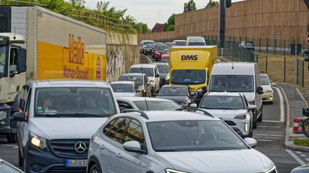 Stau vor der Elsenbrücke nach Eröffnung des neuen Autoabschnittes der A100 Richtung Treptow.