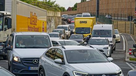 Stau vor der Elsenbrücke nach Eröffnung des neuen Autoabschnittes der A100 Richtung Treptow.
