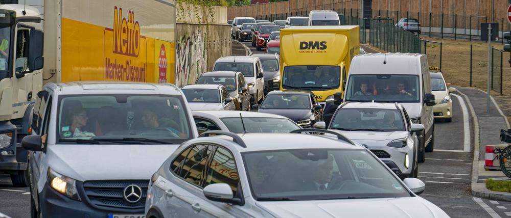 Stau vor der Elsenbrücke nach Eröffnung des neuen Autoabschnittes der A100 Richtung Treptow.