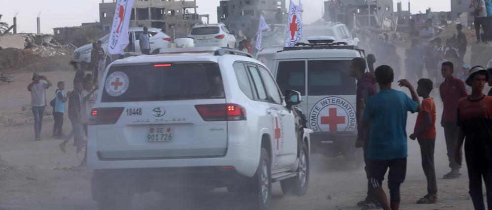 Fahrzeuge des Roten Kreuzes bringen Geiseln aus dem Gazastreifen.