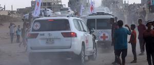 Fahrzeuge des Roten Kreuzes bringen Geiseln aus dem Gazastreifen (Symbolbild).