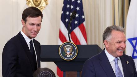 Der Sonderbeauftragte des Weißen Hauses, Steve Witkoff, und Jared Kushner treffen vor einer gemeinsamen Pressekonferenz von US-Präsident Donald Trump und dem israelischen Premierminister Benjamin Netanjahu im State Dining Room des Weißen Hauses (Symbolbild).