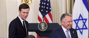 Der Sonderbeauftragte des Weißen Hauses, Steve Witkoff, und Jared Kushner treffen vor einer gemeinsamen Pressekonferenz von US-Präsident Donald Trump und dem israelischen Premierminister Benjamin Netanjahu im State Dining Room des Weißen Hauses (Symbolbild).