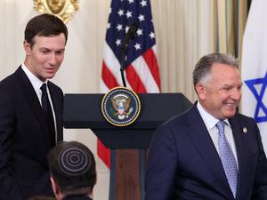 Der Sonderbeauftragte des Weißen Hauses, Steve Witkoff, und Jared Kushner treffen vor einer gemeinsamen Pressekonferenz von US-Präsident Donald Trump und dem israelischen Premierminister Benjamin Netanjahu im State Dining Room des Weißen Hauses (Symbolbild).