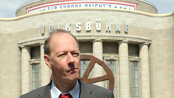 Martin Sonneborn (Die PARTEI), Vorsitzender, startet vor der Volksbühne im Bezirk Mitte mit Pressekonferenz und Fototermin in den EU-Wahlkampf. 